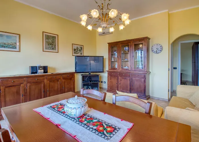 2 Bedroom Beautiful In Appartamento Stresa